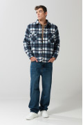 Chaqueta unicolor en paño con cuello trucker y cuadros