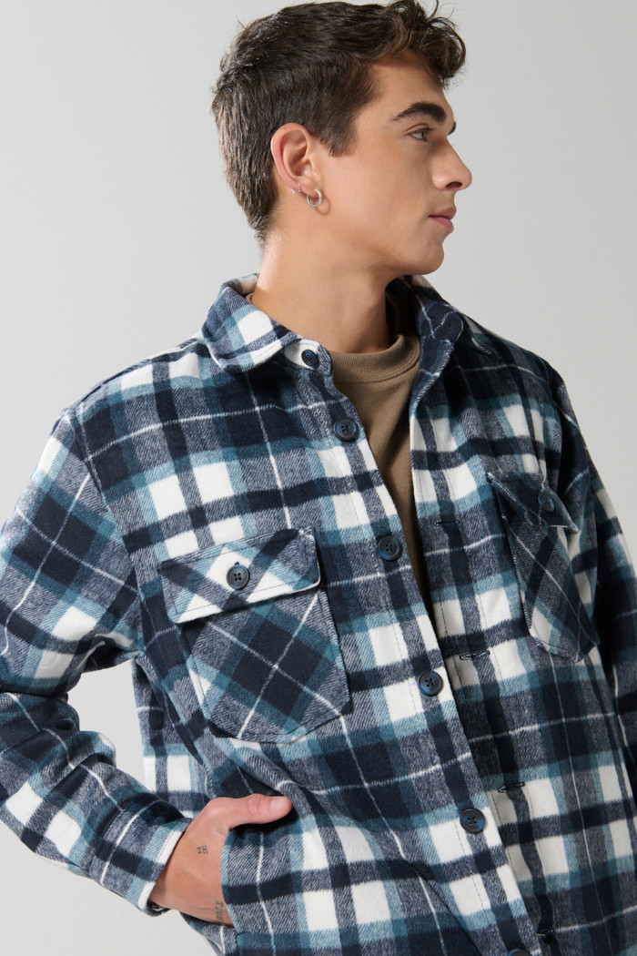 Chaqueta unicolor en paño con cuello trucker y cuadros