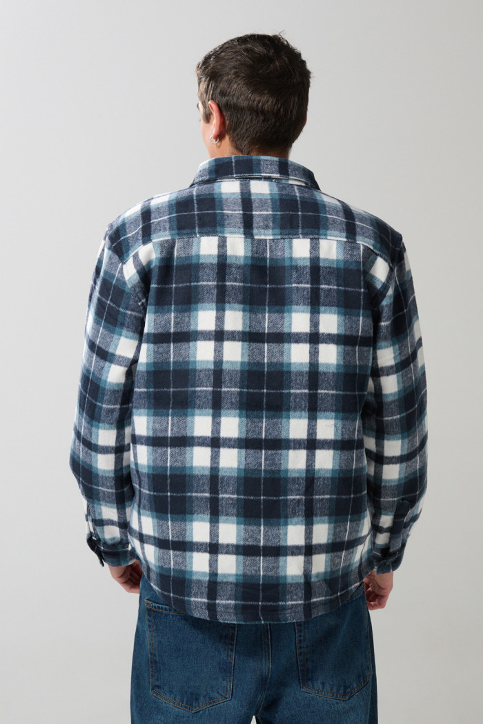 Chaqueta unicolor en paño con cuello trucker y cuadros