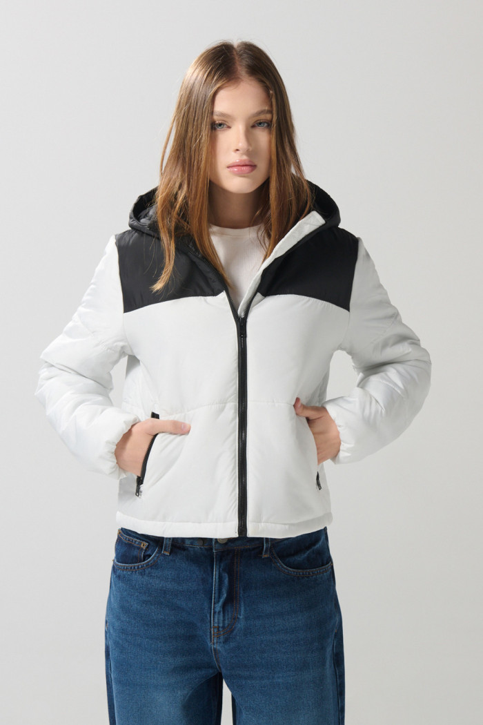 Chaqueta unicolor acolchada con capota y corte en contraste