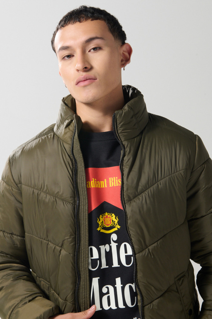 Chaqueta cuello alto unicolor acolchada con costuras