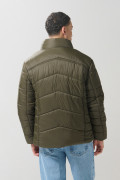 Chaqueta cuello alto unicolor acolchada con costuras