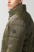 Chaqueta cuello alto unicolor acolchada con costuras