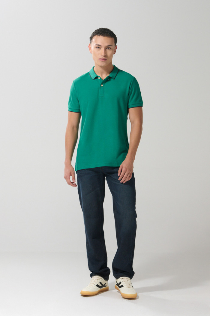 Camiseta polo unicolor con doble botón y manga corta
