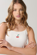 Camiseta manga sisa crema con diseño de cerezas