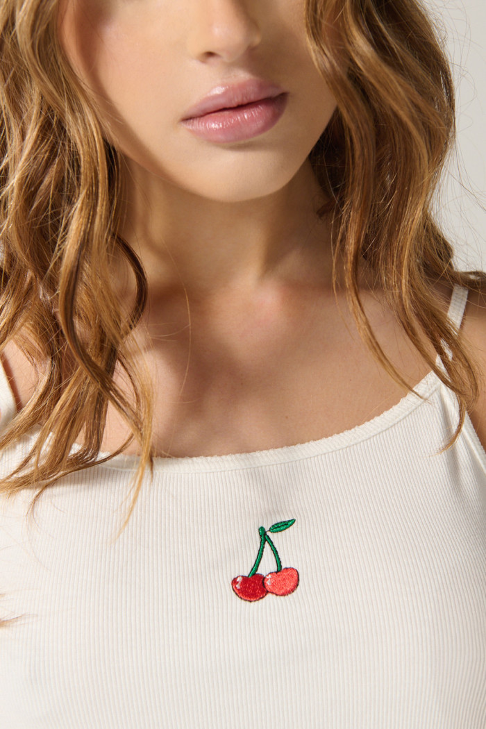 Camiseta manga sisa crema con diseño de cerezas
