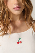 Camiseta manga sisa crema con diseño de cerezas