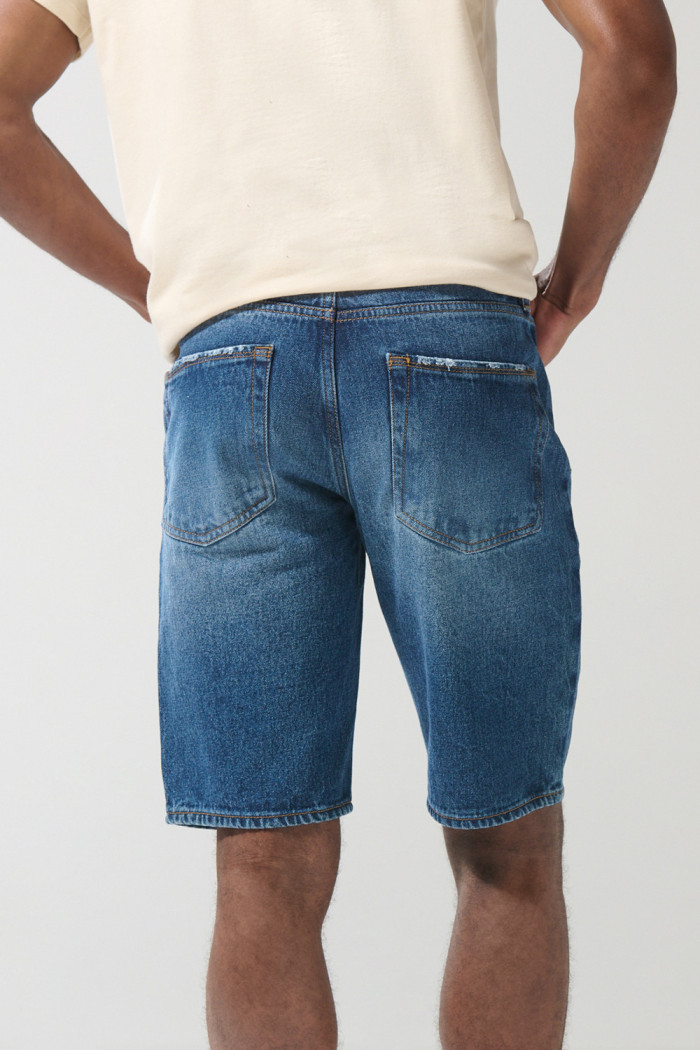 Bermuda en jean azul oscura slim con rotos y tiro bajo