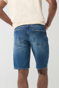 Bermuda en jean azul oscura slim con rotos y tiro bajo