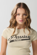 Camiseta cuello redondo kaki con texto college en frente