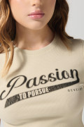 Camiseta cuello redondo kaki con texto college en frente
