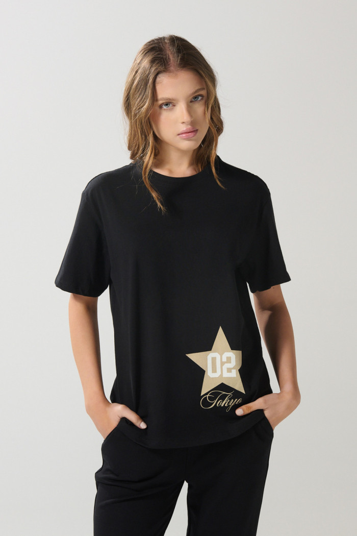 Camiseta en algodón negra manga corta con diseño college