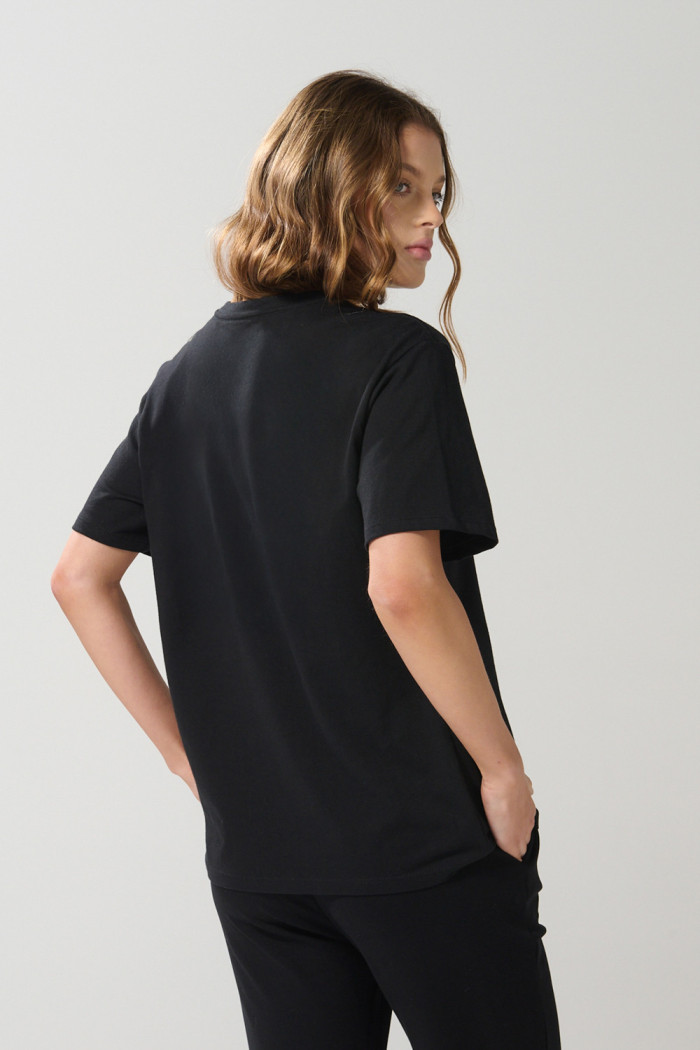 Camiseta en algodón negra manga corta con diseño college