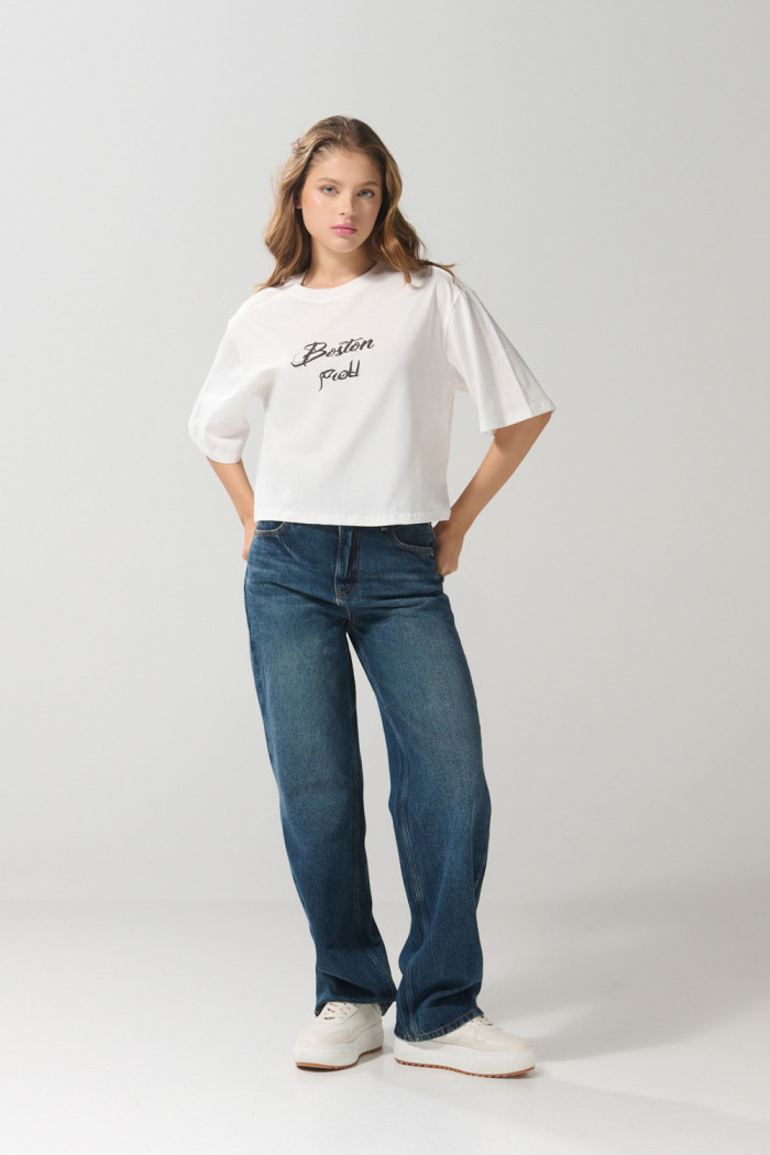Camiseta crema oversize crop top con texto college