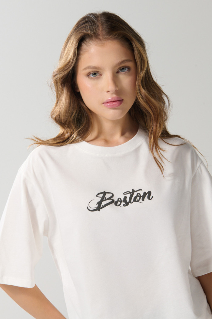 Camiseta crema oversize crop top con texto college
