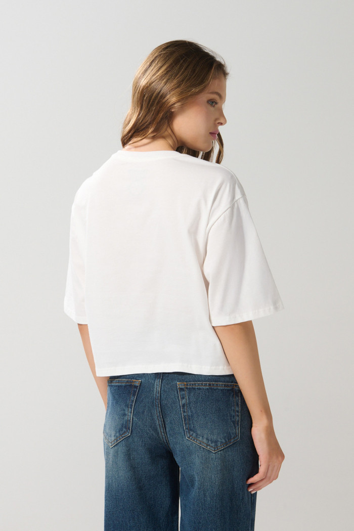 Camiseta crema oversize crop top con texto college