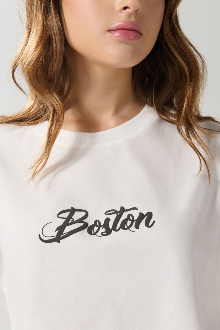 Camiseta crema oversize crop top con texto college