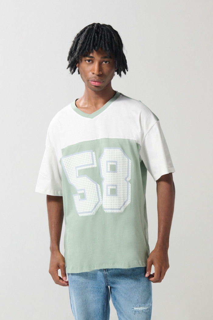 Camiseta cuello V verde oversize con arte college numérico