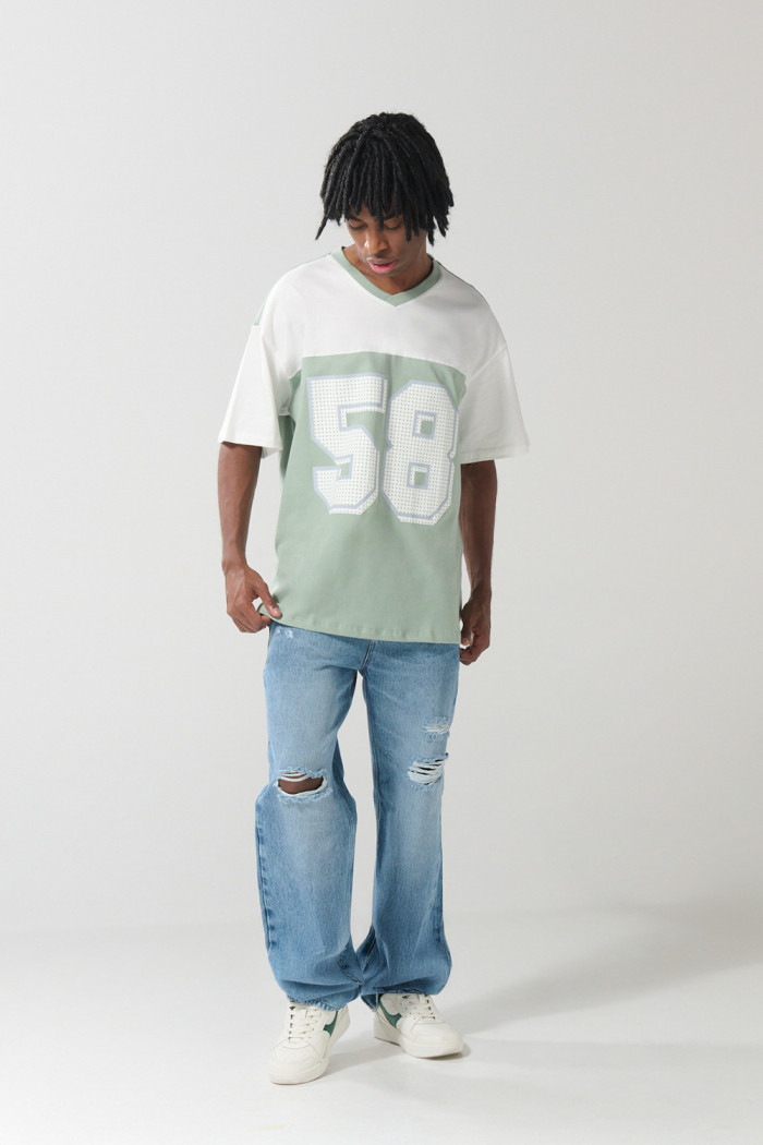 Camiseta cuello V verde oversize con arte college numérico