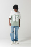 Camiseta cuello V verde oversize con arte college numérico