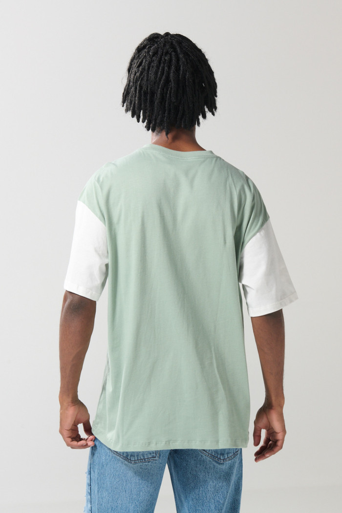 Camiseta cuello V verde oversize con arte college numérico