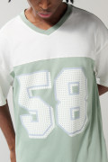 Camiseta cuello V verde oversize con arte college numérico