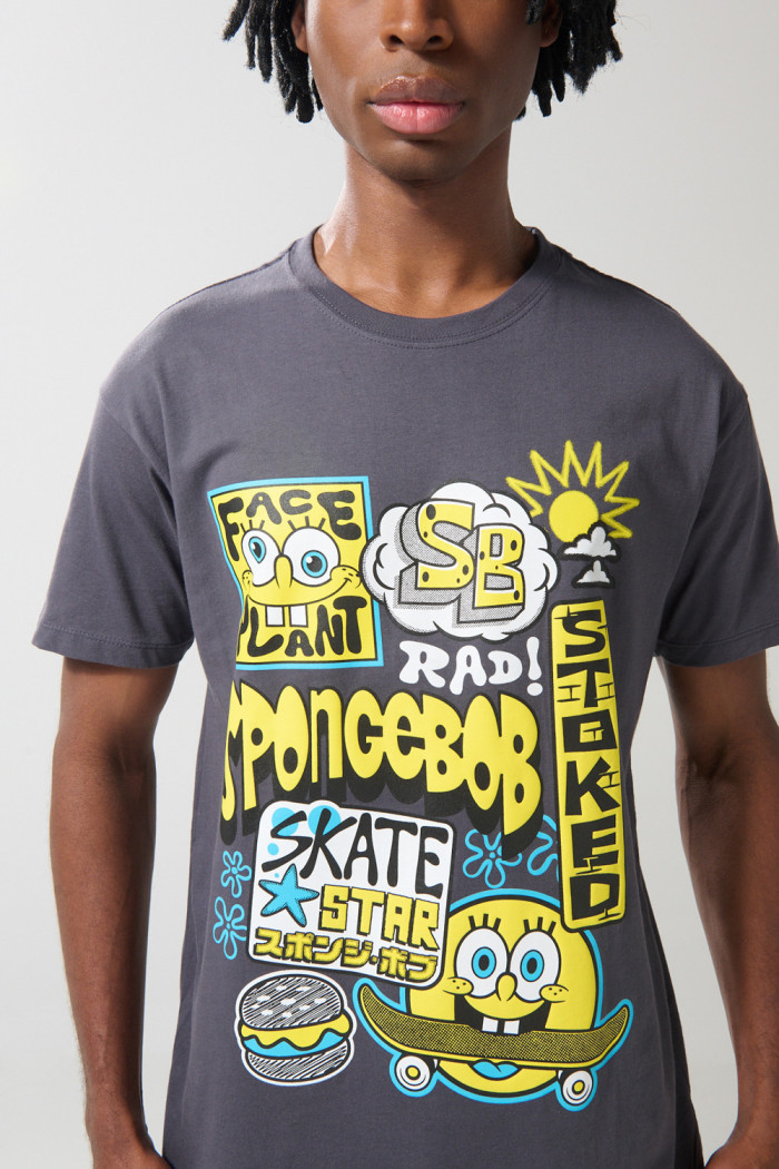 Camiseta gris intensa cuello redondo de Bob Esponja
