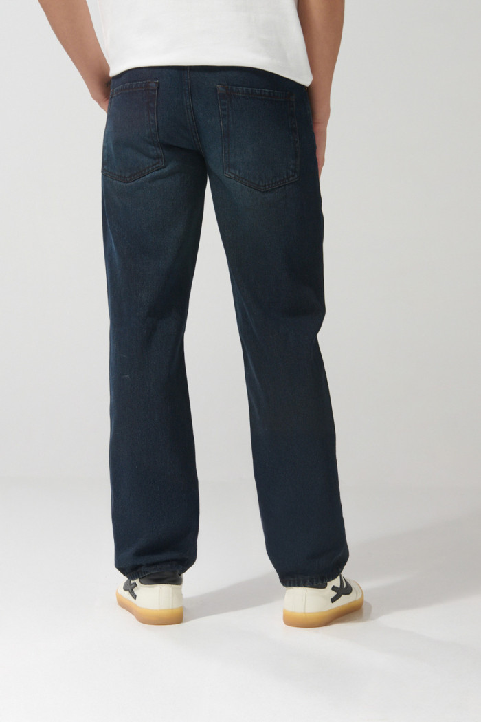 Jean azul intenso 90´S con bota recta y tiro bajo