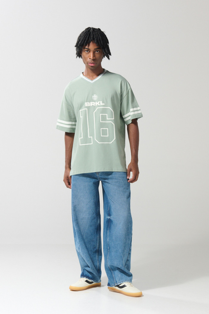 Camiseta cuello V oversize verde clara con diseño college