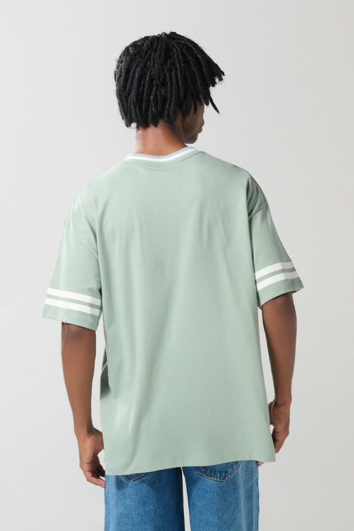 Camiseta cuello V oversize verde clara con diseño college