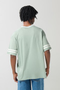 Camiseta cuello V oversize verde clara con diseño college