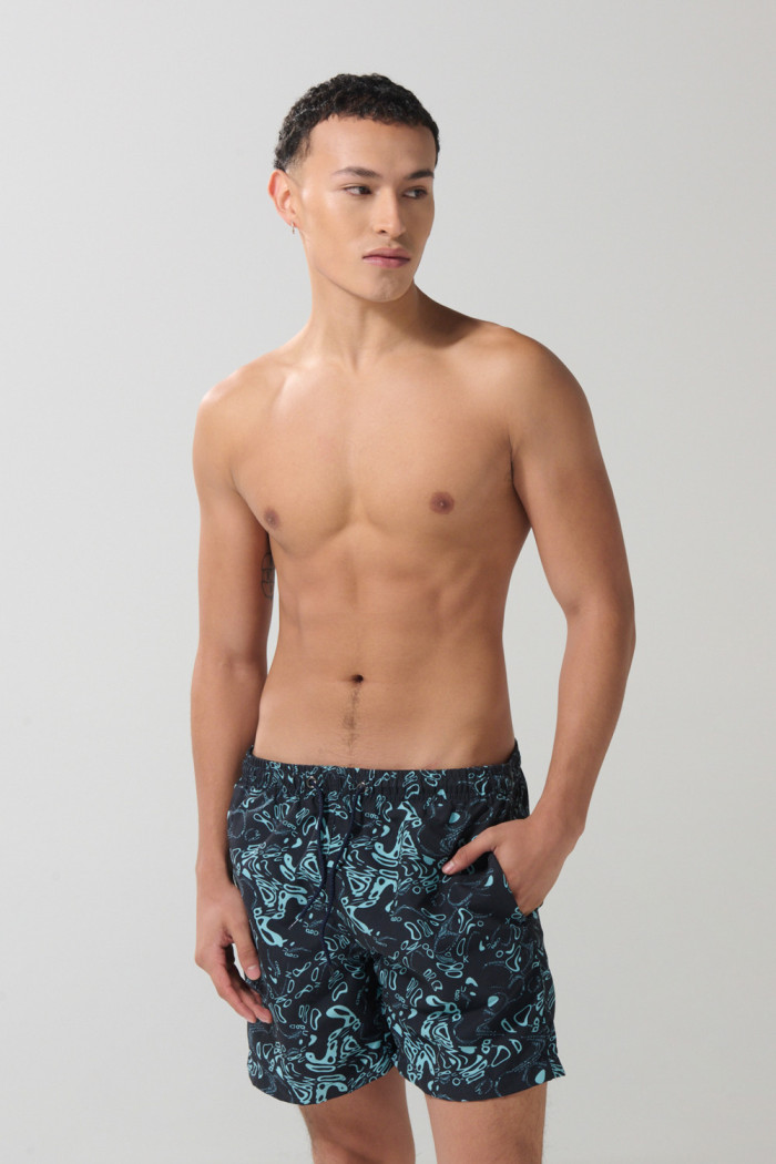Bermuda tiro bajo playera azul intensa estampada