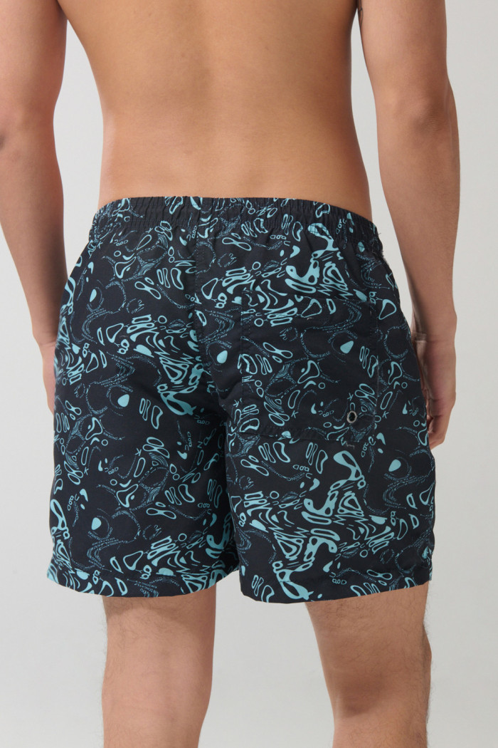 Bermuda tiro bajo playera azul intensa estampada