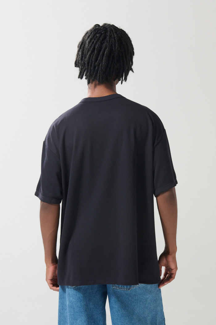Camiseta oversize manga corta azul intensa con texturas