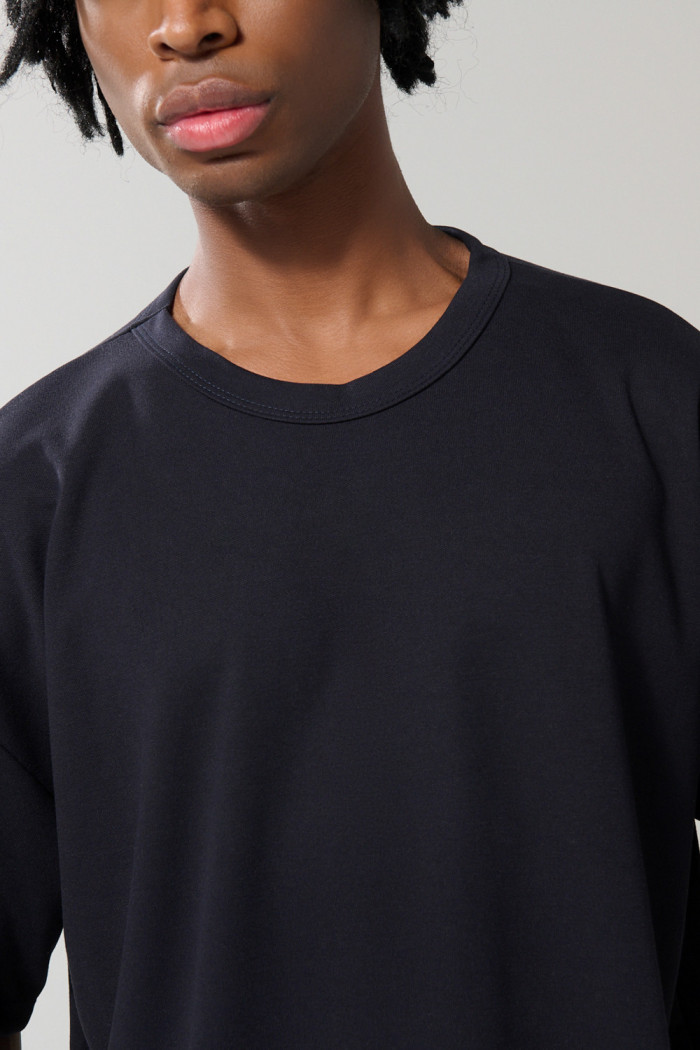Camiseta oversize manga corta azul intensa con texturas