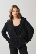 Buzo negro oversize con manga ranglan, capota y cremallera
