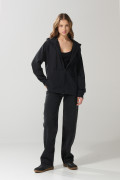 Buzo negro oversize con manga ranglan, capota y cremallera