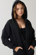 Buzo negro oversize con manga ranglan, capota y cremallera