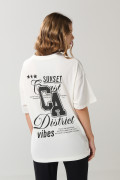 Camiseta manga corta crema oversize con diseños college
