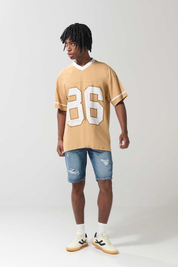 Camiseta oversize café clara college con cuello V