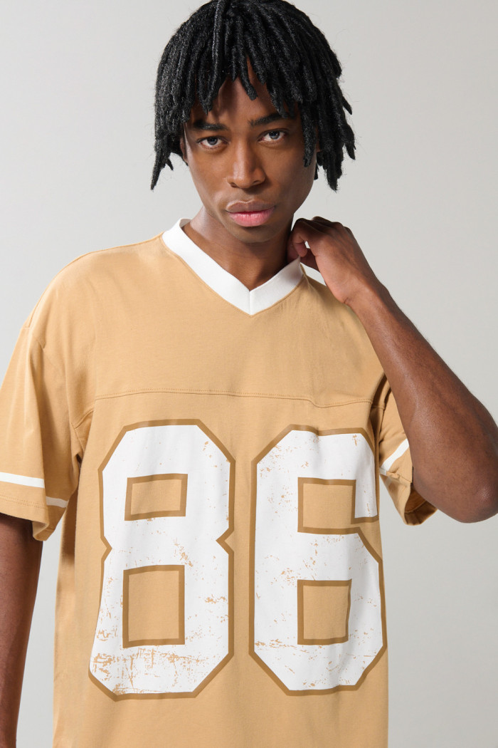 Camiseta oversize café clara college con cuello V