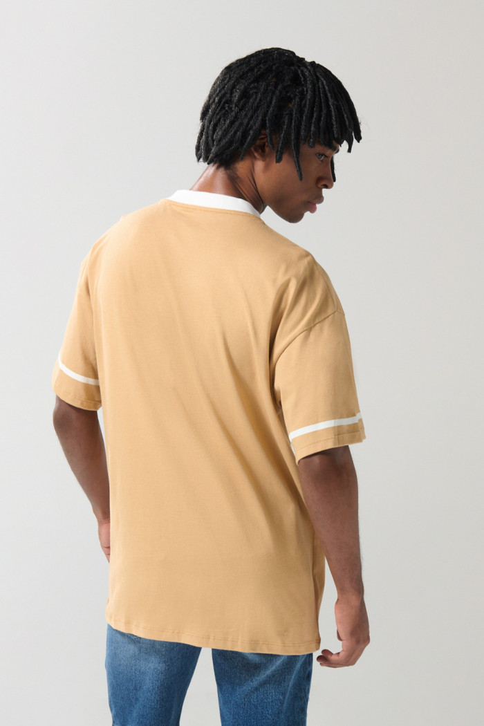 Camiseta oversize café clara college con cuello V