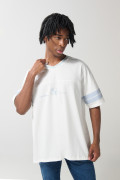 Camiseta crema cuello V con diseño college oversize