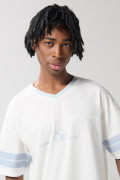 Camiseta crema cuello V con diseño college oversize