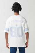 Camiseta crema cuello V con diseño college oversize
