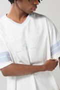 Camiseta crema cuello V con diseño college oversize