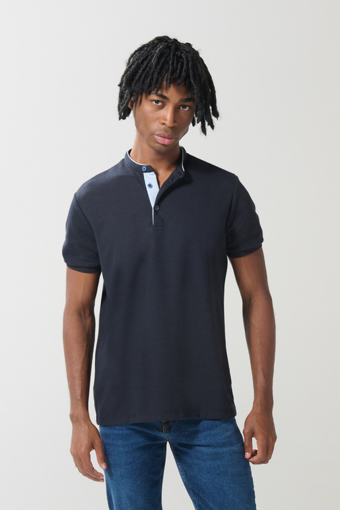 Camiseta azul intensa polo con botones y cuello nerú