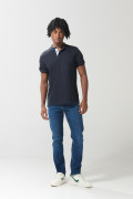Camiseta azul intensa polo con botones y cuello nerú