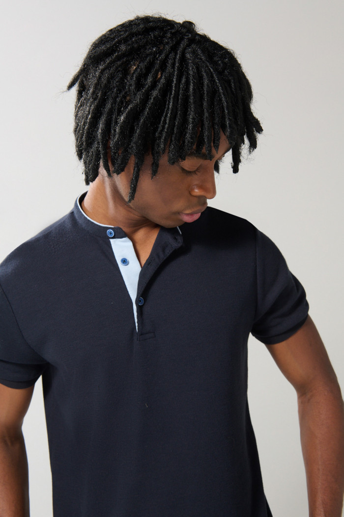Camiseta azul intensa polo con botones y cuello nerú