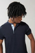 Camiseta azul intensa polo con botones y cuello nerú